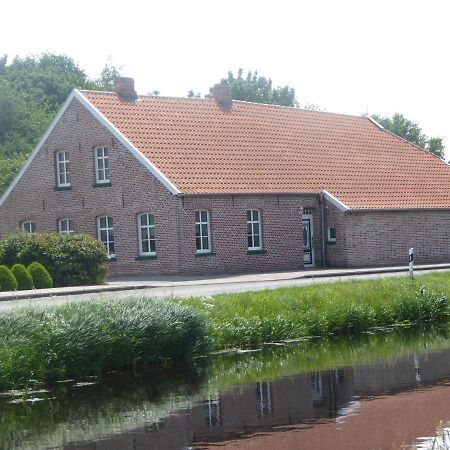 Ferienwohnung Gulf Im Gulfhof Am Kanal Grossefehn Bagian luar foto