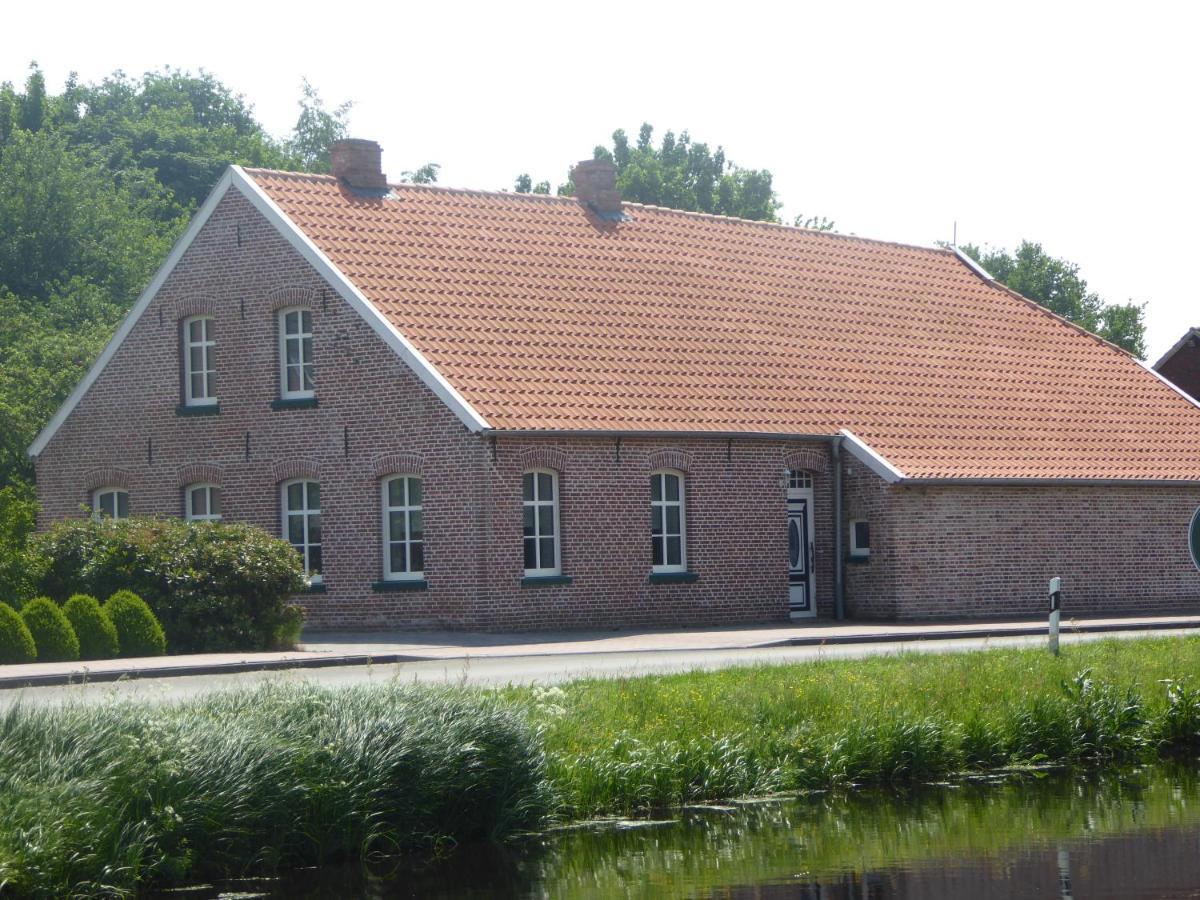 Ferienwohnung Gulf Im Gulfhof Am Kanal Grossefehn Bagian luar foto